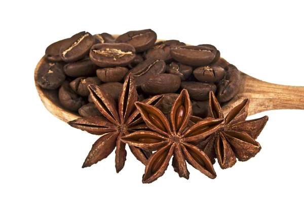 Ánizs és szemes kávé a fakanállal a fehér háttér — Stock Fotó