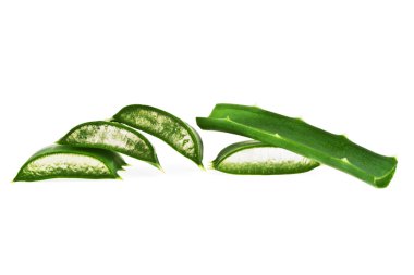 aloe vera yaprağı dilim beyaz zemin üzerine izole