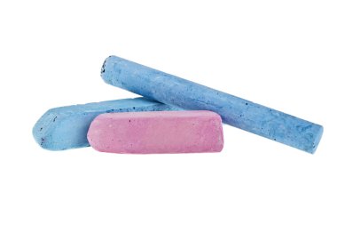 Beyaz bir arka plan üzerinde renkli tebeşirler