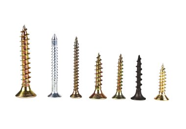 Beyaz arkaplanda çeşitli vidalar