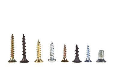 Beyaz arkaplanda çeşitli vidalar