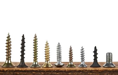 Beyaz bir arka plan üzerinde ahşap tahta üzerinde çeşitli vida