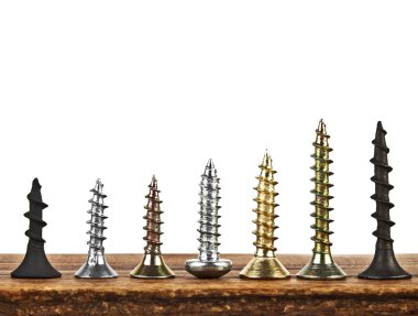 Beyaz bir arka plan üzerinde ahşap tahta üzerinde çeşitli vida