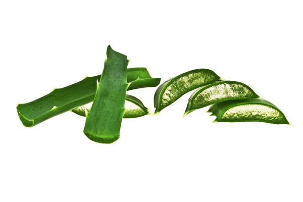 Aloe vera φύλλο με φέτες που απομονώνονται σε λευκό φόντο — Φωτογραφία Αρχείου