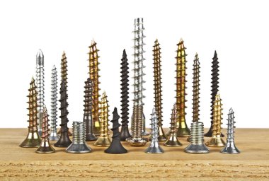 Beyaz bir arka plan üzerinde ahşap tahta üzerinde çeşitli vida