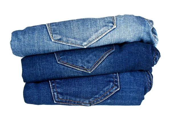 Багато різних блакитних джинсів ізольовано на білому тлі — стокове фото