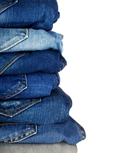 Un sacco di diversi jeans blu isolati su sfondo bianco — Foto Stock