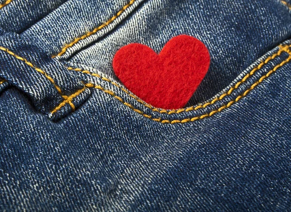 Красное сердце в кармане джинсов — стоковое фото