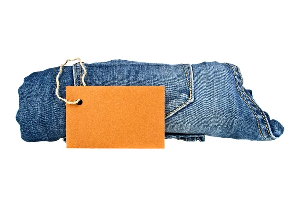 Blå jeans och brun etikett på en vit bakgrund — Stockfoto