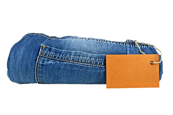 Pantalones vaqueros azules y etiqueta marrón sobre un fondo blanco —  Fotos de Stock