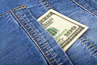 Kot pantolon cebinde 100 Amerikan Doları banknot