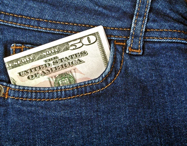 Billete de 50 dólares americanos que sobresale del bolsillo de los vaqueros — Foto de Stock