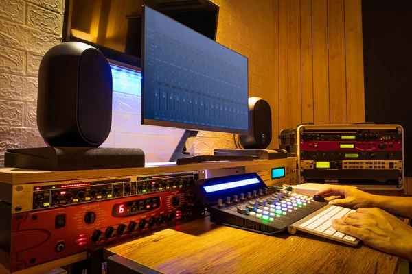 Mani Ingegnere Del Suono Che Lavorano Apparecchiature Audio Professionali Digitali — Foto Stock