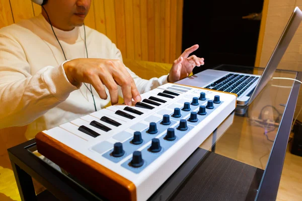 Азіатський Чоловік Грає Клавіатурі Вивчає Музику Урок Інтернету — стокове фото
