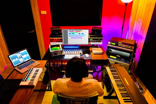 音楽制作 ポストプロダクション ボイスオーバー演技のためのプロのデジタルオーディオ録音機器を示す現代のホームレコーディングスタジオ — ストック写真