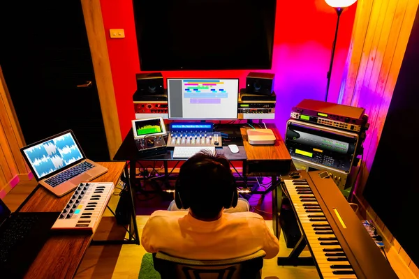 Modern Heminspelningsstudio Som Visar Professionell Digital Ljudinspelningsutrustning För Musikproduktion Efterproduktion — Stockfoto