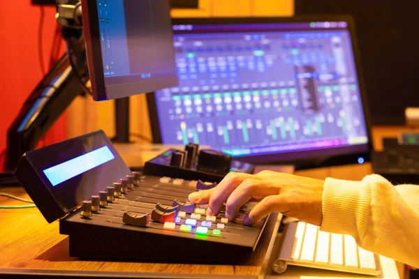 Mannelijke Technicus Geluidstechnicus Handen Bewerken Mixen Audio Het Bedieningspaneel Omroep — Stockfoto