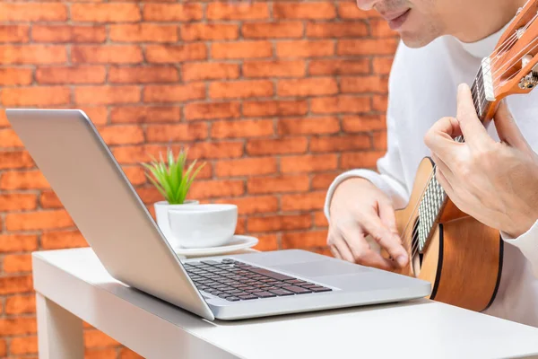 Homem Gosta Aprender Guitarra Online Lição Internet Sala Estar — Fotografia de Stock