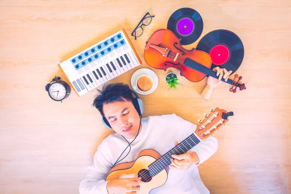 Ásia Bonito Masculino Música Amante Deitado Madeira Chão Gosta Ouvir — Fotografia de Stock