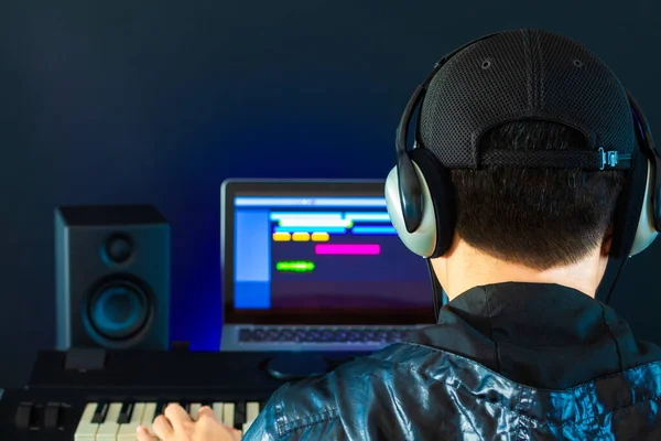 Achterkant Van Aziatische Professionele Mannelijke Muziek Producer Geluidstechnicus Het Regelen — Stockfoto