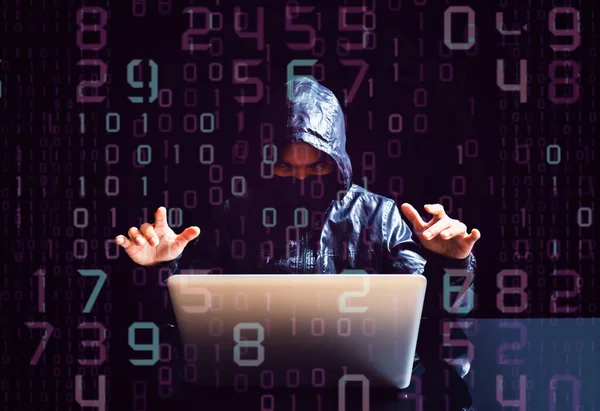 Karanlıkta dizüstü bilgisayarı olan isimsiz bir hacker. Teknolojik suç kavramı