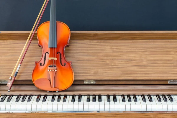 Βιολί Στο Πιάνο Μουσικό Υπόβαθρο — Φωτογραφία Αρχείου