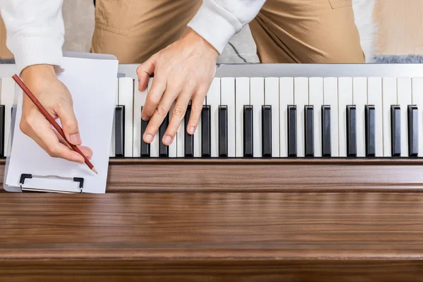 Top View Van Mannelijke Songwriter Handen Schrijven Van Een Hit — Stockfoto