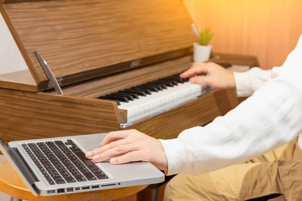 Man Geniet Van Het Leren Van Muziek Les Online Van — Stockfoto