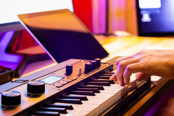 Músico Masculino Tocando Teclado Midi Para Organizar Música Ordenador Portátil — Foto de Stock