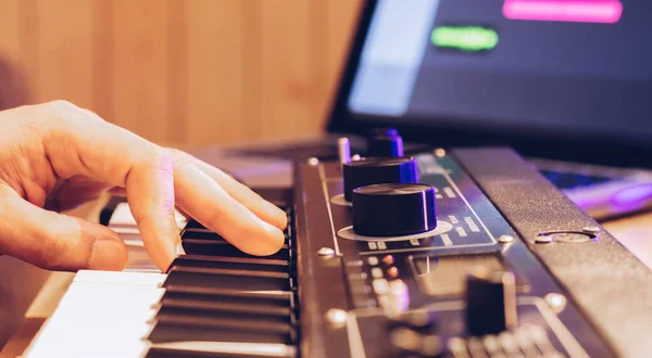 Mão Músico Masculino Tocando Teclado Midi Para Organizar Música Computador — Fotografia de Stock