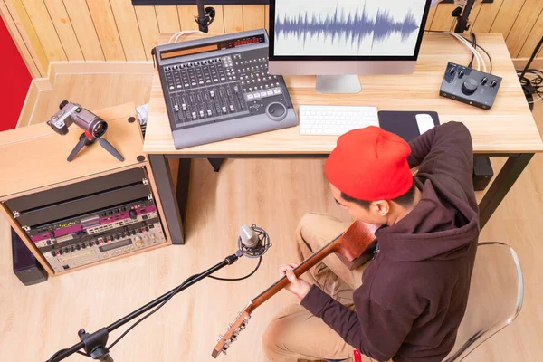 Music Vlogger Streaming Live Video While Playing Acoustic Guitar Home — Stock Photo, Image