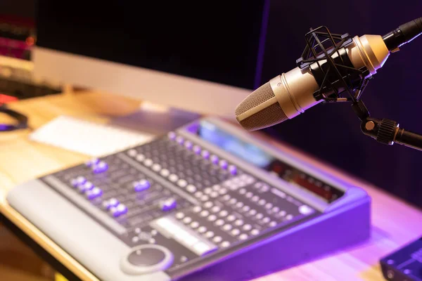 Mikrofon Ljudmixer Dator Och Professionell Ljudutrustning Studio Röst Över Eller — Stockfoto