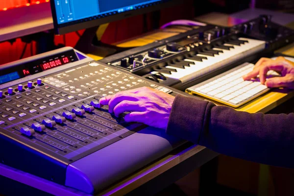 Primo Piano Ingegnere Del Suono Maschio Mano Mescolando Musica Scheda — Foto Stock