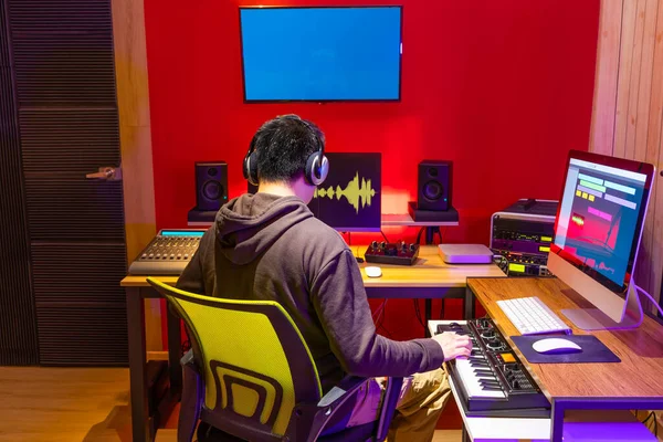 Męski Azjatycki Producent Muzyczny Aranżujący Utwór Klawiaturze Midi Komputerze Studio — Zdjęcie stockowe