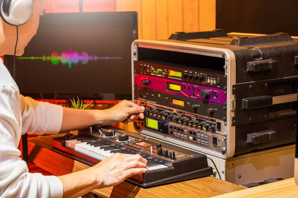 Músico Profesional Masculino Tocando Teclado Sintetizador Mientras Edita Tono Equipo —  Fotos de Stock