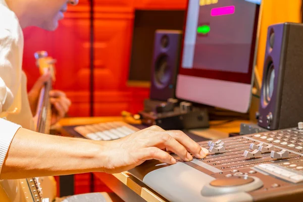 Músico Masculino Gravando Faixa Guitarra Elétrica Computador Foco Mão Conceito — Fotografia de Stock