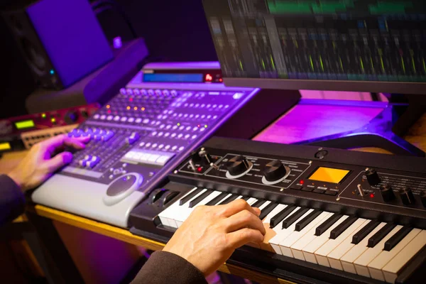 Produtor Música Arranjador Mãos Remixando Música Teclado Sintetizador Superfície Controle — Fotografia de Stock