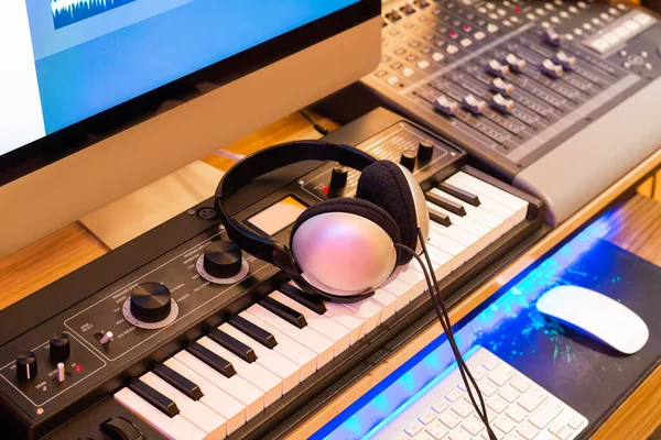 Casque Stéréo Sur Synthétiseur Clavier Studio Enregistrement Domicile Concept Équipement — Photo