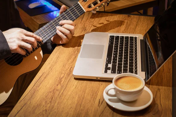 Музичний Відеоблогер Транслює Прямому Ефірі Відео Граючи Акустичній Гітарі Добре — стокове фото