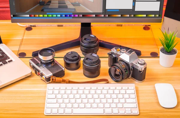 Camera Lens Computer Desk Digital Photo Editing Concept — Stock Photo, Image