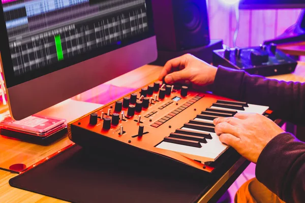 Professionele Geluidsontwerper Handen Spelen Tweaken Analoge Synthesizer Toetsenbord Knoppen Voor — Stockfoto