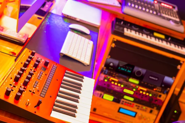 Roter Analoger Synthesizer Und Professionelles Audio Equipment Heimstudio Hintergrundkonzept Musikproduktion — Stockfoto