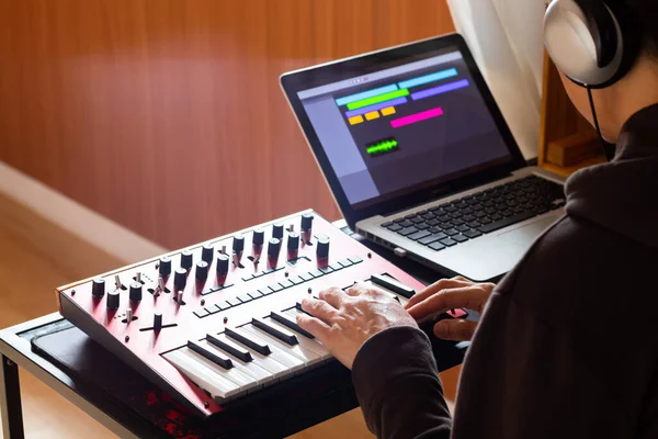 Asiático Amateur Compositor Arreglador Jugando Midi Teclado Sintetizador Para Grabación —  Fotos de Stock