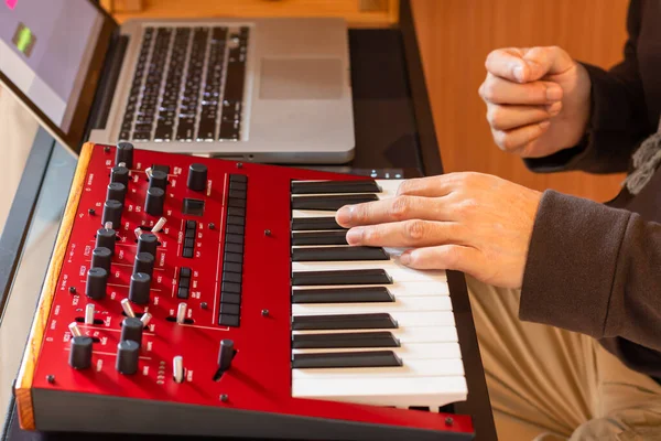 Primer Plano Compositor Masculino Arreglador Manos Jugando Sintetizador Teclado Midi —  Fotos de Stock