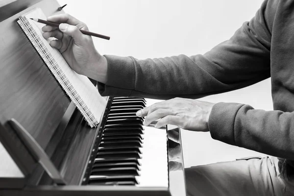 Compositor Masculino Blanco Negro Escribiendo Una Canción Hoja Música Mientras Fotos De Stock Sin Royalties Gratis