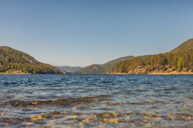 Vadide göl, güneşli bir günde manzara