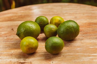 Tahta masadaki yeşil limonlar
