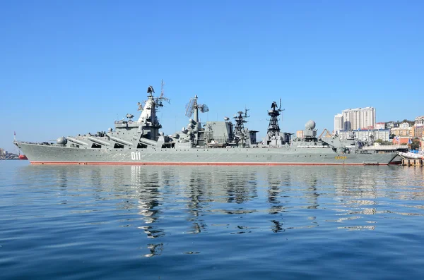 Vladivostok, October, 05, 2015. The flagship of the Pacific fleet guards missile cruiser "Varyag" in the port of Vladivostok — Stock Photo, Image