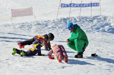 Soçi, Rusya, Şubat, 27, 2016, Kayak Rosa Khutor tatil. Kayak, ısınma çocuklara öğretmek