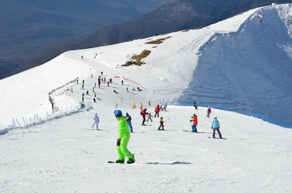 Sochi, Rusia, 27 de febrero de 2016, Personas esquiando y haciendo snowboard en la estación de esquí Rosa Khutor —  Fotos de Stock